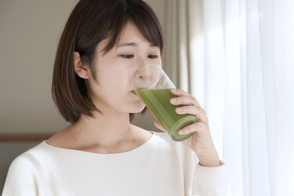 drinking barley green juice